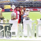 La foto con la Copa Libertadores, Sudamericana y Recopa fue un gran recuerdo para los aficionados.