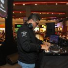 Luis Guamán en medio de su presentación.