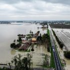 Una zona inundada causada por la rotura del torrente Crostolo en Santa Vittoria di Gualtieri, en la provincia de Reggio Emilia, en el norte de Italia.