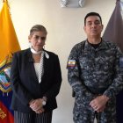 La ministra del Interior, Mónica Palencia, junto a Fausto Buenaño, comandante general subrogante de la Policía Nacional.
