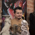 El artista quiteño Guillermo Barros trabaja en lienzo y sobre la piel.