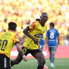 janner corozo festeja el 1-0 transitorio de Barcelona sobre Emelec en el Clásico del Astillero del domingo 20 de octubre.