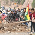 Seguidores del expresidente Evo Morales protestan cerrando vías por una investigación en su contra.