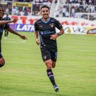 Lisandro Alzugaray (d) marcó el primer gol de los albos en Ambato.