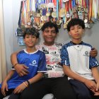 oris Villavicencio (c) muestra con orgullo las medallas que han ganado sus hijos Boris Néstor (i) y Boris Jeriel (d).