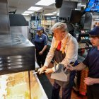 El candidato republicano Donald Trump cocinando papas fritas en un local de McDonald"s en Feasterville, Estados Unidos.