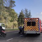Varias personas resultaron heridas por el impacto de un bus y una plataforma en la av. Simón Bolívar, en el sur de Quito.