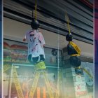 Los muñecos colgaban a la entrada del establecimiento