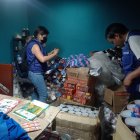 Operativo. Agentes de ARCSA realizan un control donde hallaron miles de productos sin registro sanitario de Ecuador.