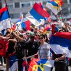 Simpatizantes del Frente Amplio participan en la denominada Caravana de la Victoria este domingo, en Montevideo (Uruguay).