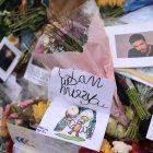 London (United Kingdom), 21/10/2024.- Tributes to One Direction singer Liam Payne at a statue of Peter Pan in Kensington Gardens in London, Britain, 21 October 2024. Payne died on 16 October after falling from the balcony of his room at the Casa Sur hotel in centre Buenos Aires. (Reino Unido, Londres) EFE/EPA/NEIL HALL