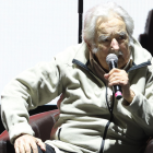 Fotografía del expresidente uruguayo José "Pepe" Mujica hablando durante un evento de cierre de campaña electoral de su sector político, en Montevideo, el sábado 19 de octubre de 2024.