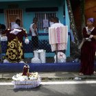 Una peregrina descansa en su camino a la iglesia de San Felipe para rendir devoción al "Cristo Negro de Portobelo" este lunes, en Portobelo (Panamá).