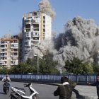 La gente huye después de un ataque israelí en el distrito de Dahieh en Beirut, Líbano, el 22 de octubre de 2024.