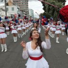 Alumnas del colegio Quito durante el desfile de la confraternidad por las fiestas de la capital en la Av. de Los Shyris.
