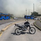 Un incendio forestal en el sector del redondel de Cumandá obligó a cerrar el paso en sentido sur - norte de Quito.