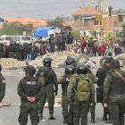 Agentes de la Policía intervienen uno de los bloqueos a una carretera por parte de seguidores del expresidente Evo Morales (2006-2019) este martes, en Vinto (Bolivia).
