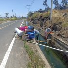 Vías. Mujeres son vistas lavando ropa al borde de las carreteras.