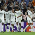 El defensa del Real Madrid Lucas Vázquez (c) celebra su gol, tercero del equipo blanco, durante el encuentro correspondiente a la fase regular de la Liga de Campeones entre Real Madrid y Borussia Dortmund, este martes en el estadio Santiago Bernabéu, en Madrid