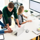 Referencial. Empleados cumpliendo con su jornada laboral.