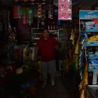 Viviendas y locales de negocios se ven afectados por los cortes de luz imprevistos en distintos sectores de Quito.