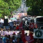 Trabajadores de la salud argentinos participan en una marcha rumbo a la Casa Rosada (sede del Ejecutivo) este martes, en Buenos Aire (Argentina).