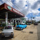 Conductores abastecen sus vehículos en una gasolinera este martes. La compañía estatal Unión Eléctrica (UNE) de Cuba informó este martes que ya logró completar la reconexión de todo el país al Sistema Eléctrico Nacional (SEN.