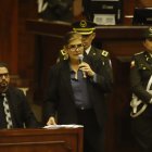 Mónica Palencia termina su interpretación en el pleno de la Asamblea.