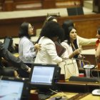 Paola Cabezas, asambleísta del correísmo, al final de la sesión del Pleno