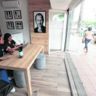 Cortes. Una pequeña empresa abre sus puertas para aprovechar la luz del día, ante los apagones.