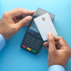 Aprende cómo evitar fraudes y mantener tu información financiera segura con medidas simples y efectivas.