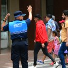 Un agente metropolitano en una calle del centro de Guayaquil.