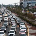 1. Vía principal. La avenida Samborondón se ve constantemente congestionada. Esta es la única vía que conecta a toda La Puntilla.
