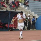 Ángel Gracia, jugador de Mushuc Runa, y su molestia tras salir expulsado debido a un polémico festejo en el gol que le marcó a su exequipo, El Nacional.
