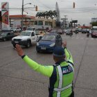 Los vigilantes de ATM se hacen presente, pero su guía no es suficiente, opinan usuarios.