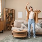 Prueba la meditación, la respiración profunda o el yoga. Estas prácticas pueden ayudarte a calmar la mente y reducir la ansiedad.