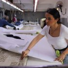 En una fábrica de textiles al sur de El Cairo, la empresaria, activista, actriz y popular "instagramer" hispano-rumana Nicole Jenes, prepara cuidadosamente cada uno de los productos que serán enviados para abrigar y dar un lecho a las víctimas palestinas y libanesas de los ataques israelíes con la única motivación humanitaria de "tener un corazón en el pecho". EFE/ Raúl Martín Lorenzo
