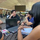 Encuentro. Docentes y estudiantes buscan espacios al aire libre para aprovechar al máximo sus estudios.