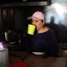 En el norte de Quito, una trabajadora muestra cómo afecta la falta de luz.