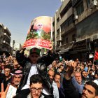 La gente grita consignas y porta pancartas que muestran al líder asesinado de Hamás, Yahya Sinwar, durante una protesta pro-palestina en Ammán, Jordania