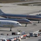 En la imagen de archivo, vista general de algunos aviones aparcados en el aeropuerto internacional de Miami (EE.UU.). EFE/John Watson-Riley