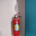 Una foto refrencial de un extintor usado para apagar fuego.