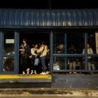 El jueves 24 de octubre, en la parada Naciones Unidas de la Ecovía no había luz. Algunos usuarios encendieron sus celulares para ver.