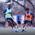 Jaime Ayoví (i) tiene un partido de volver con Emelec tras la lesión, pero no anota