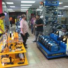 Personas buscaban, el pasado viernes 25 de octubre del 2024, generadores eléctricos en varias ferreterías de Guayaquil.
