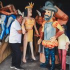 Franklin Agracés, con más de 35 años como artesano, se encargó de los diseños para los carros alegóricos.