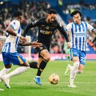 Pervis Estupiñán (i) durante el encuentro que Brighton empató en casa con Wolves.