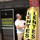 Óptica. Patricio Silva, de 65 años, busca mantenerse optimista, pero admite que la situación hace que cualquiera decaiga. Dice que antes tenía 14 clientes, hoy unos tres diarios.