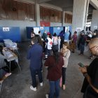 Personas llegan a votar al centro de votación Estadio Nacional durante los comicios electorales municipales.
