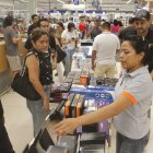 Tienda. Personas comprando equipos, en Kitton, que ayuden a resistir los apagones de 14 horas en Ecuador.
